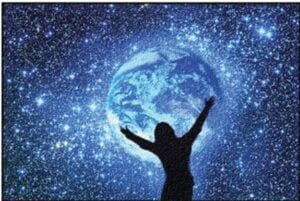 al fondo se ve el universo infinito tachonado de estrellas, y en el centro el planeta tierra. En primer plano se ve la silueta de una mujer abrazando al universo. Una hermosa imagen que describe la máxima "todos somos uno"