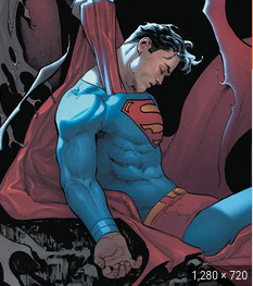 Superman desmayado, caído en combate, con la capa atorada en algún punto indefinido, rasgada