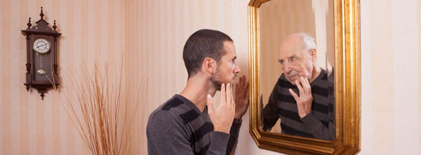 un hombre de cuarenta años, camisa larga, se mira al espejo mientras se toca la cara. En el reflejo hay un anciano con la misma playera tocándose la cara. Estúpidos treinta que se acaban cuando uno apenas empieza a asimilarlos.
