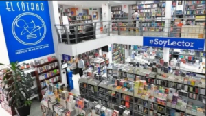la librería el sótano, que se llama así porque tiene un sótano enorme donde hay muchos libros. La toma es aérea, y se ven dos pisos llenos de anaqueles y de libros