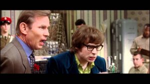 extracto de la película Austin Powers: él tiene cara de enojado y frustrado, mientras otro tipo a la derecha tiene la boca abierta, con evidente sorpresa. Se nota que los acaban de burlar... justo como yo a mis pobres espías