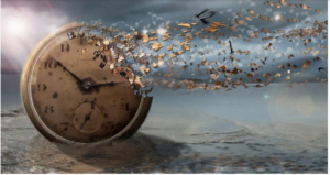 un reloj, en medio de la nada, se desintegra en polvo y miles de fragmentos voladores, lenta pero efectivamente