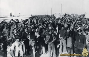 una gran cantidad de republicanos españoles levantan el puño mientras miran a la cámara