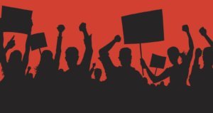 el fondo rojo, siluetas negras con pancartas y puños levantados en evidente protesta por la libertad